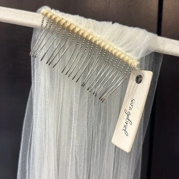 Sara Gabriel Floral Lace Chelsea Veil, pale ivory 90 inches - Picture 8 of 12